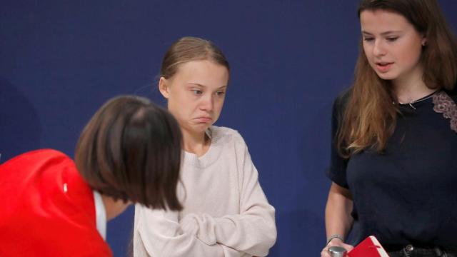 Greta Thunberg (c), conversa con la activista alemana Luisa Neubauer (dcha), de la organización Fridays For Future. EFE/Zipi