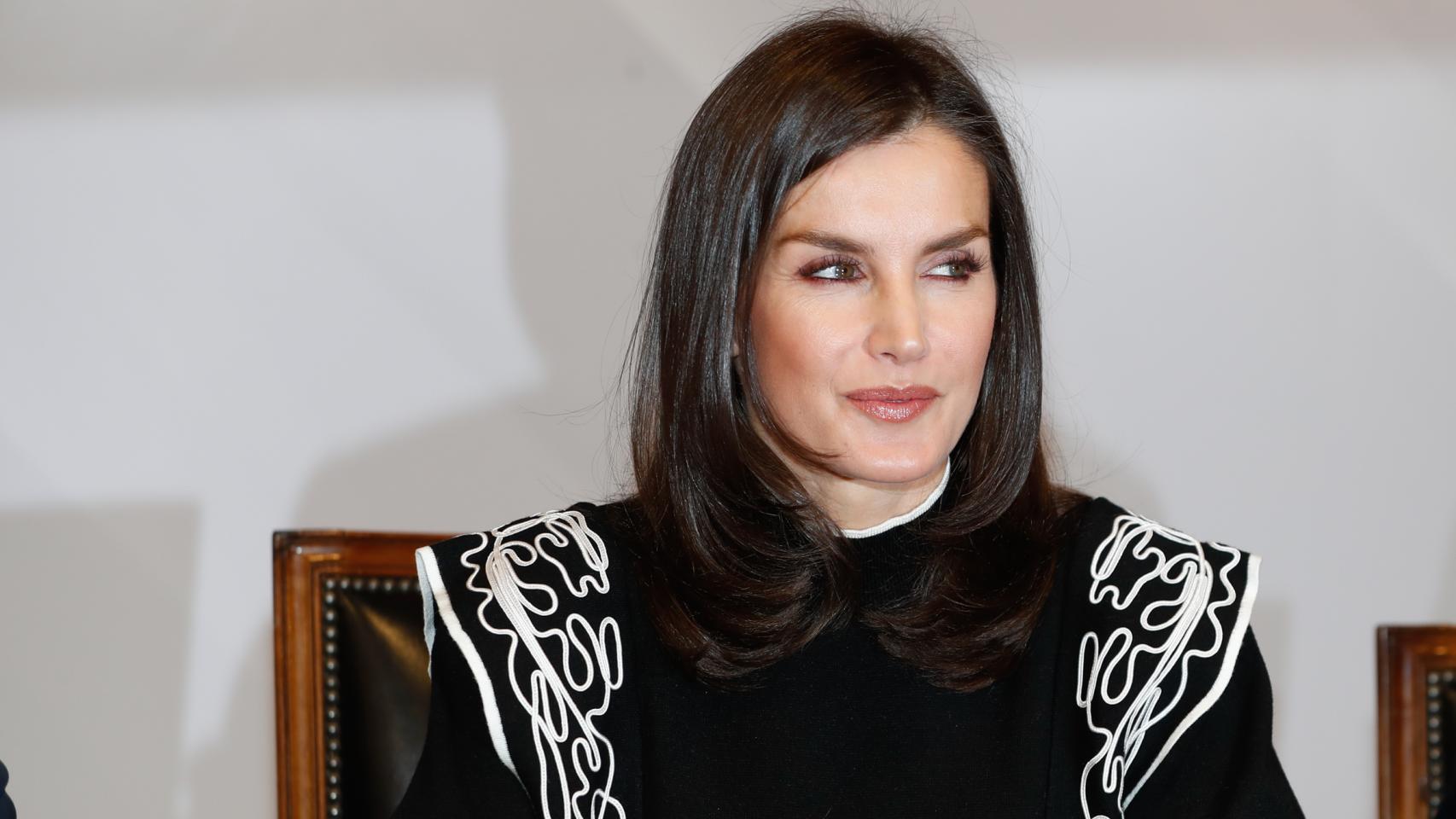 Letizia ha lucido un 'total look black' en su evento de este martes.