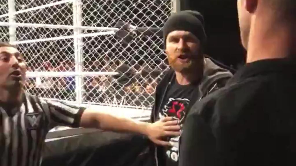 Sami Zayn se enfrenta a un aficionado homófobo