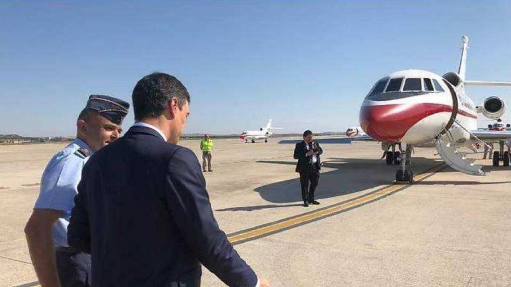 Pedro Sánchez camina hacia el Falcon del Ejército del Aire, en una imagen de archivo.