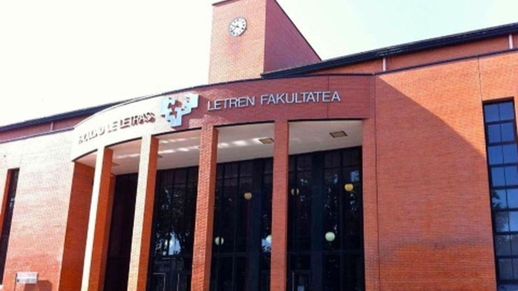 Fachada de la facultad de Letras de la UPV.