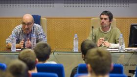 El etarra José Ramón López de Abetxuko (i) y el abogado de la izquierda abertzale Txema Matanzas, en Vitoria.