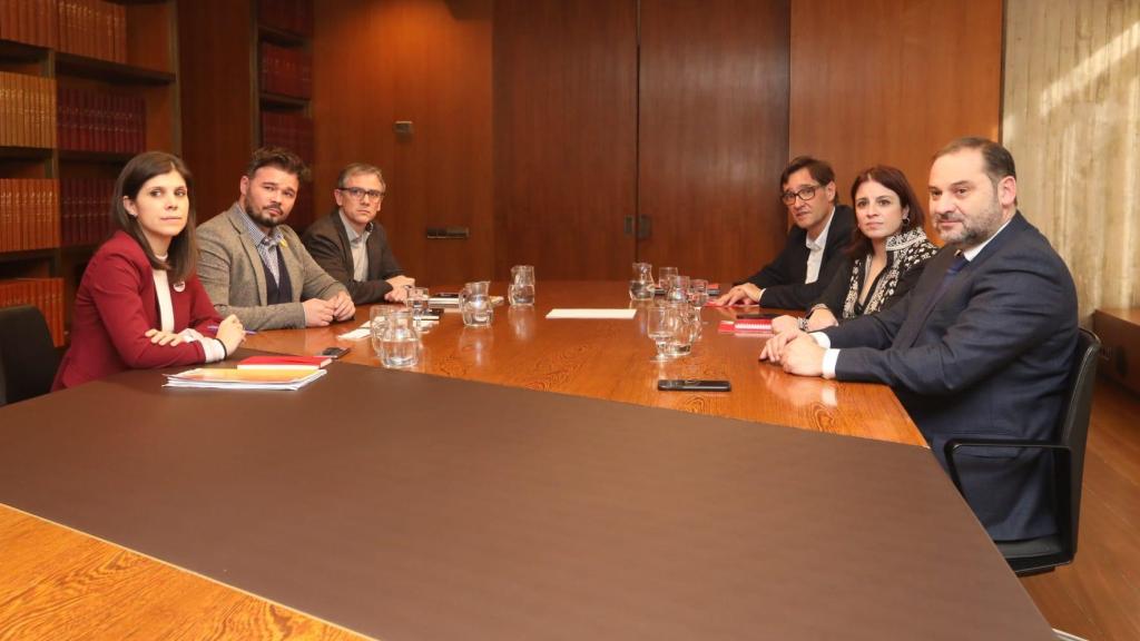 Imagen de la reunión entre PSOE y ERC a las afueras de Barcelona para negociar la investidura de Pedro Sánchez.