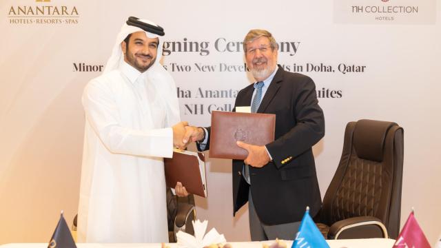 El Sultán Alkhayarín, CEO de Samrya Grop, con E. Heinecke, Presidente y CEO de Minor International durante la firma en Catar.