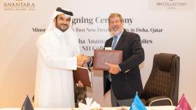 El Sultán Alkhayarín, CEO de Samrya Grop, con E. Heinecke, Presidente y CEO de Minor International durante la firma en Catar.