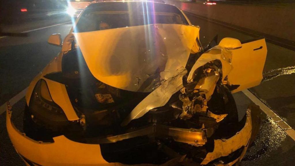 Tesla accidentado. El conductor se estrelló contra un coche de policía