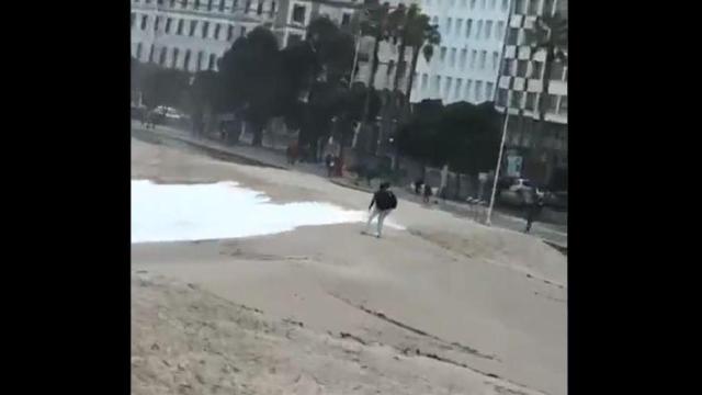 VÍDEO: La imprudencia de dos jóvenes en A Coruña en plena alerta naranja