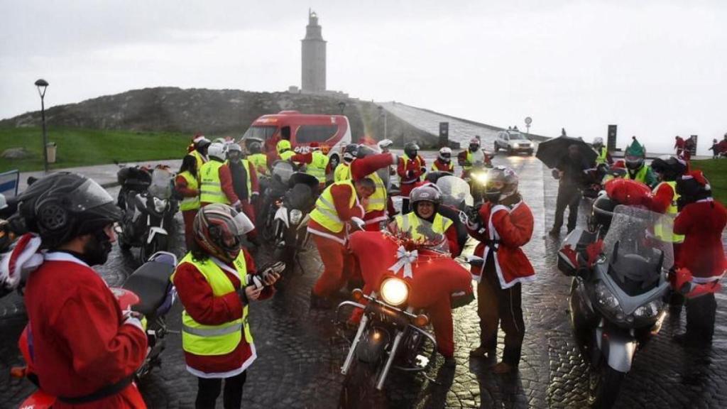 Participantes en anteriores ediciones,  junto a la Torre de Hércules