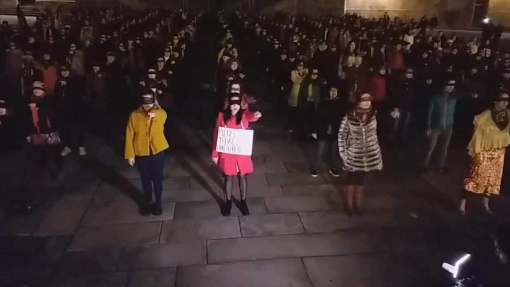 Las personas que estaban realizando la exhibición replicaron al hombre, que salió corriendo.