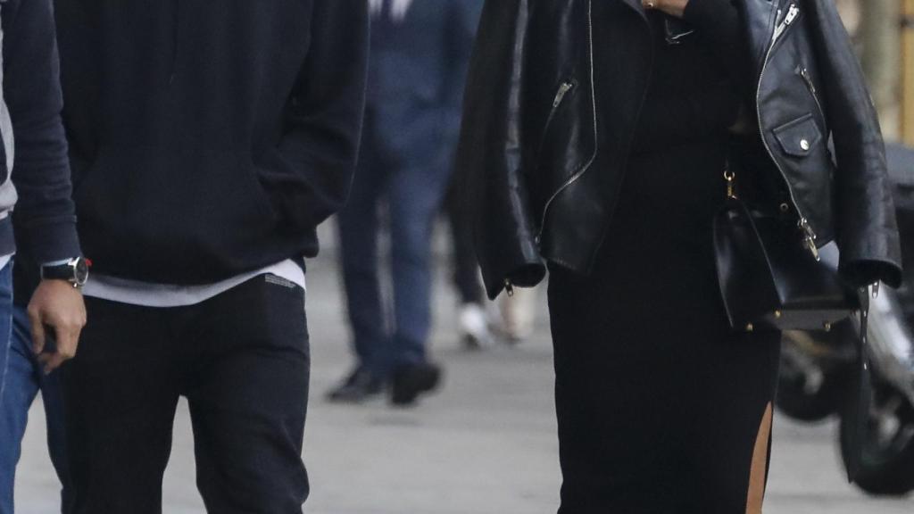 La actriz y el futbolista caminando relajados por Madrid.