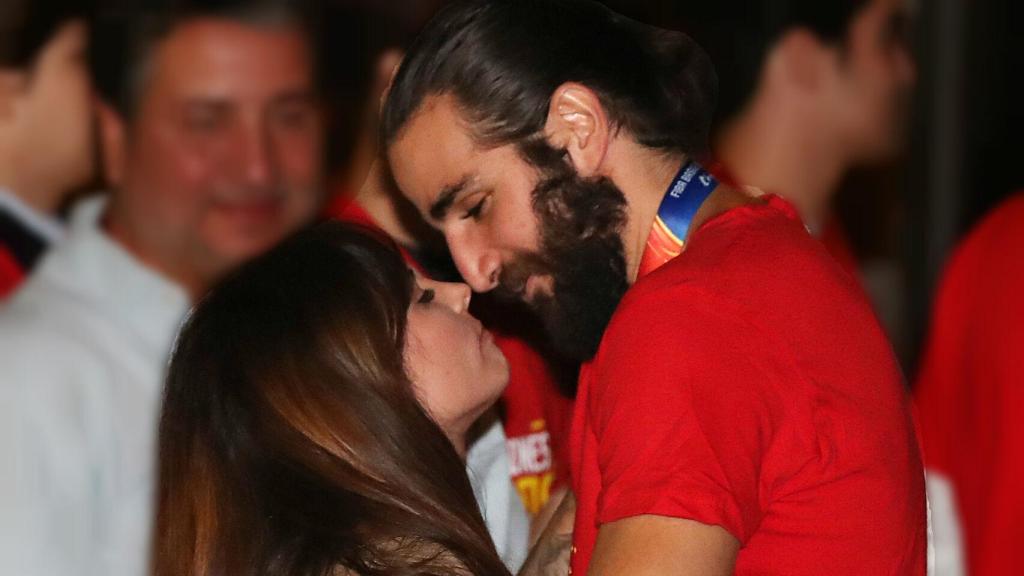 Ricky Rubio y su novia, Sara Colomé, tras ganar el mundial.