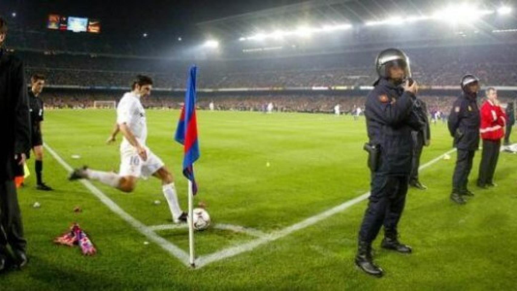 Luis Figo, durante el polémico Clásico del cochinillo