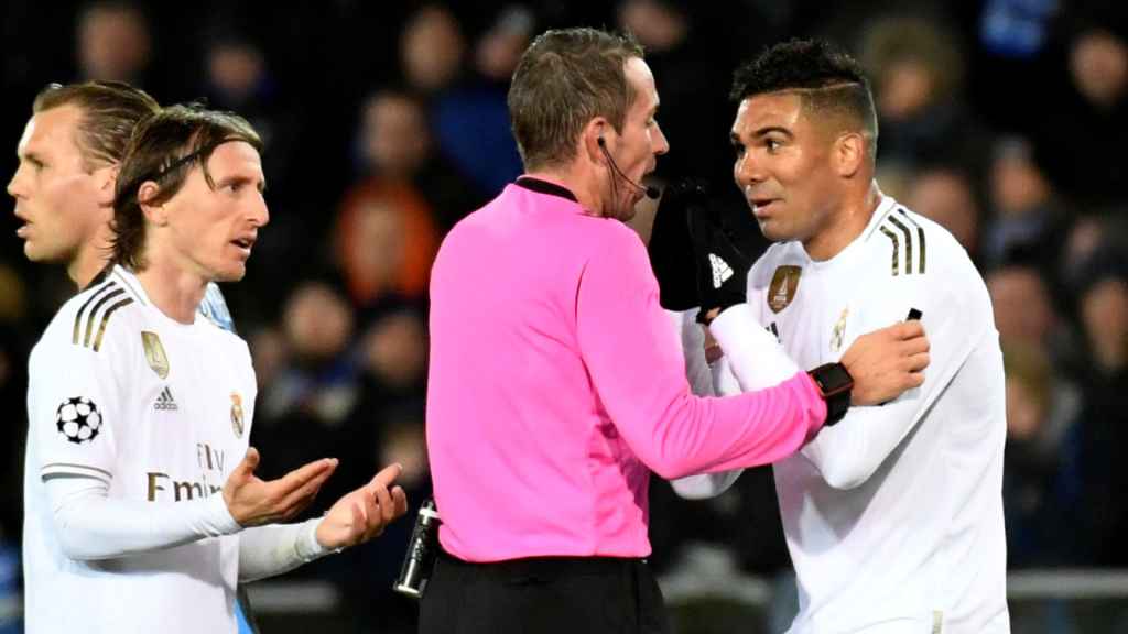 Casemiro y Luka Modric dialogan con el colegiado Tobias Stieler