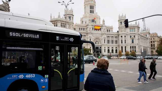 Un autobús de la EMT en la plaza de Cibeles de Madrid