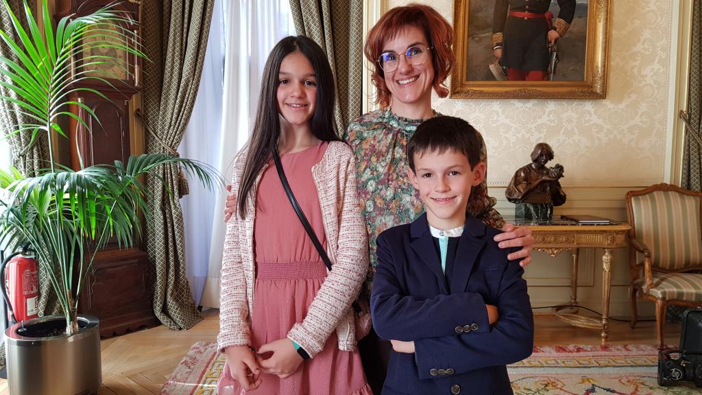 Víctor y Paula, con su madre Cristina, en el acto celebrado este miércoles en el Cuartel General del Ejército.