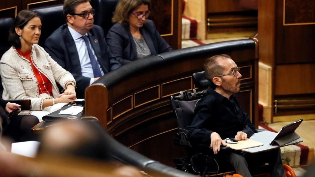 Pablo Echenique ante la bancada del Gobierno, por no poder ocupar su escaño.