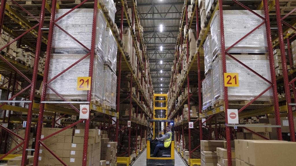 Interior del centro logístico de DHL en Beringe.