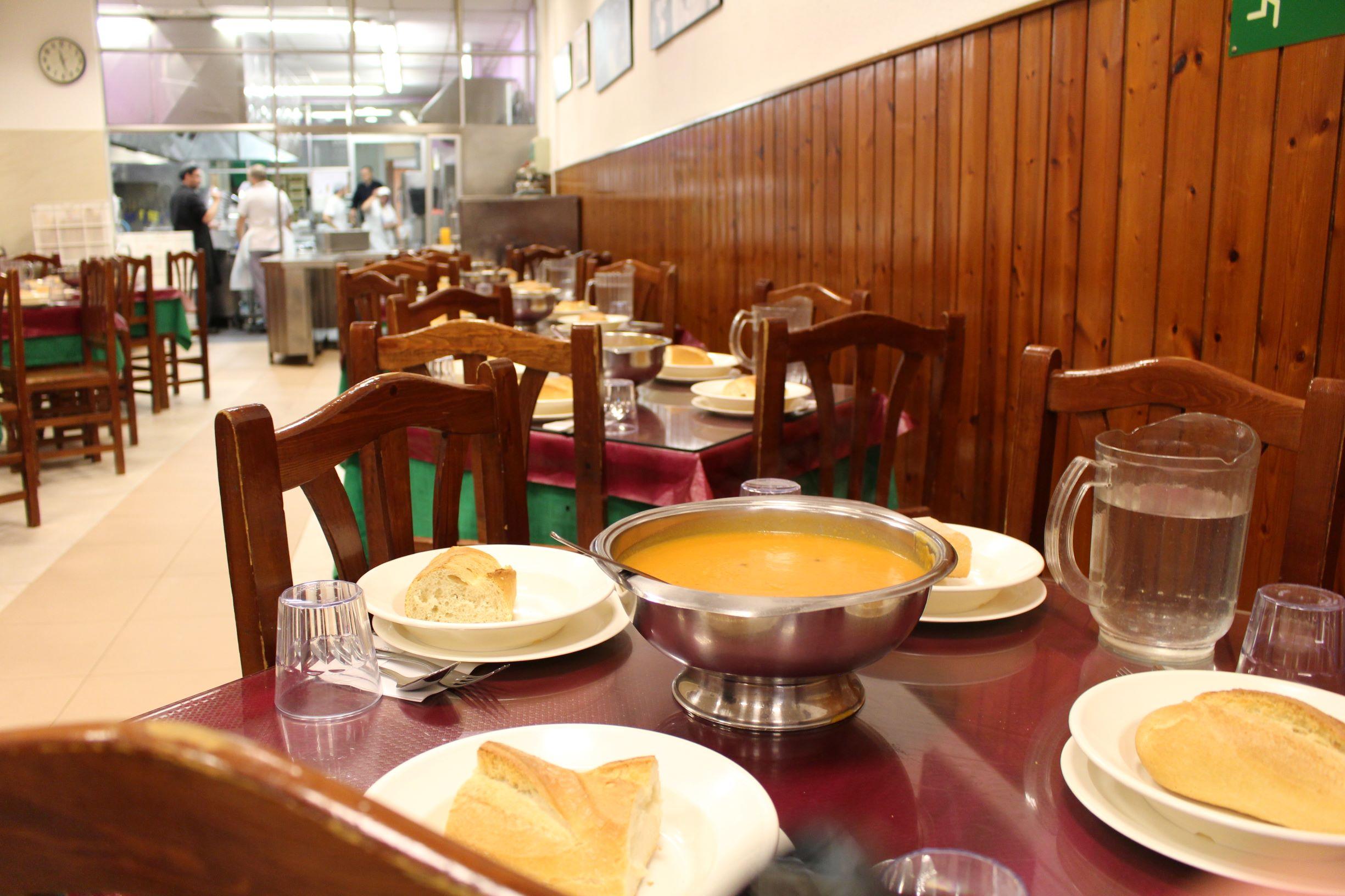 El amplio comedor, donde se serven los desayunos, las comidas y las cenas.