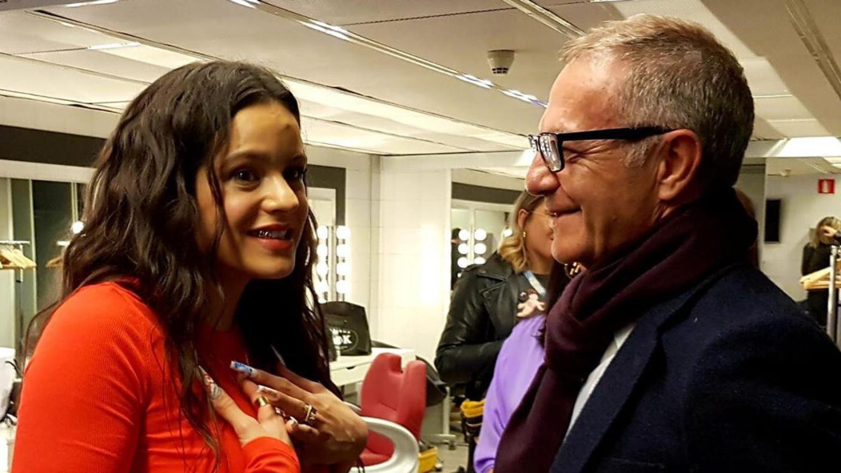 Rosalía hablando con Guirao después de su presentación formal