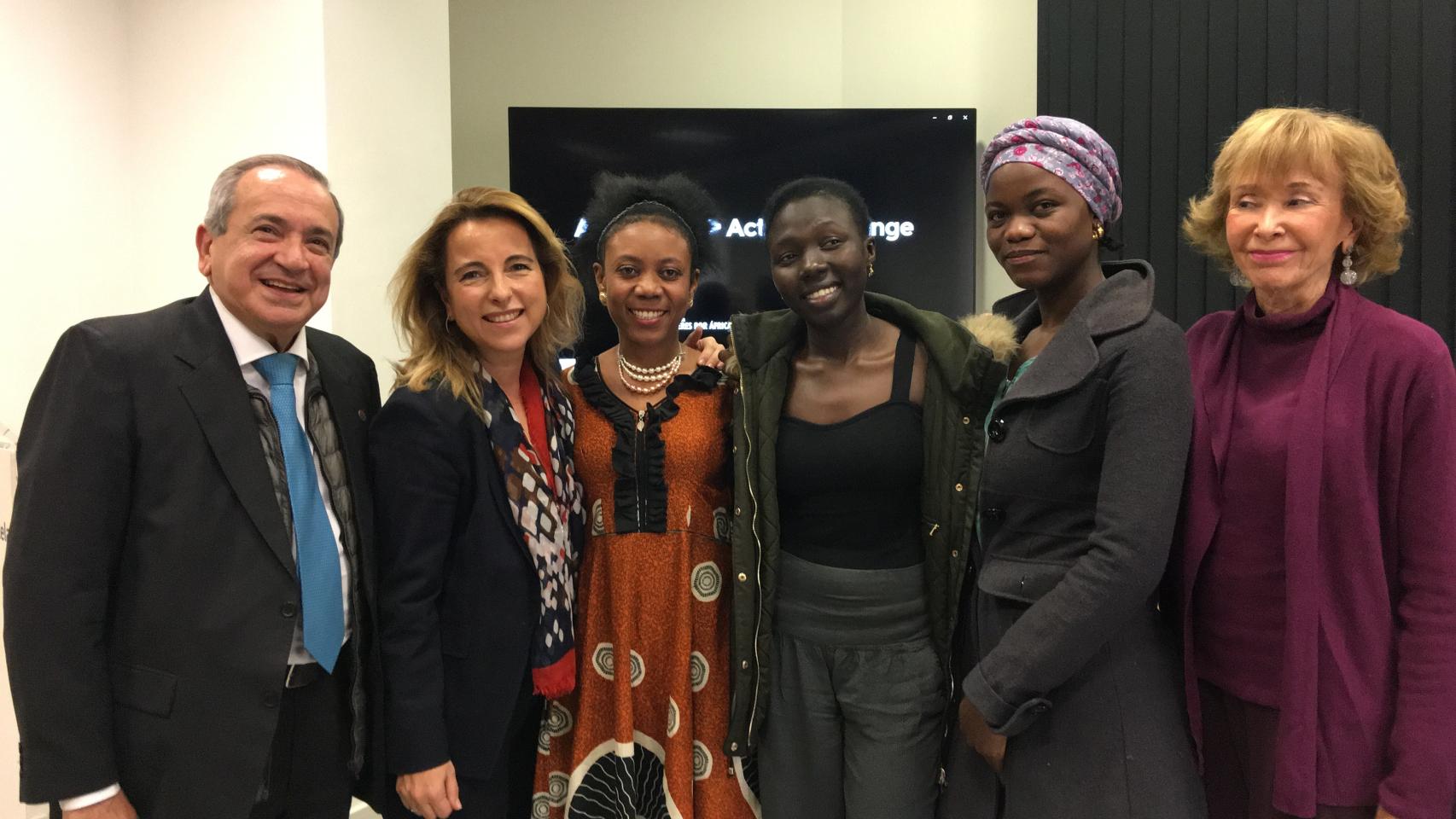 Foto de familia tras la presentación del proyecto 'Sabias de Kakuma'.