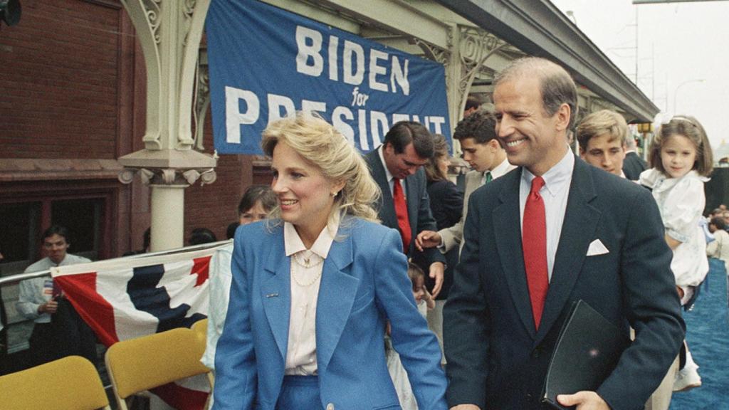 Joe Biden y su segunda mujer, Jill Jacobs, en un acto de campaña.