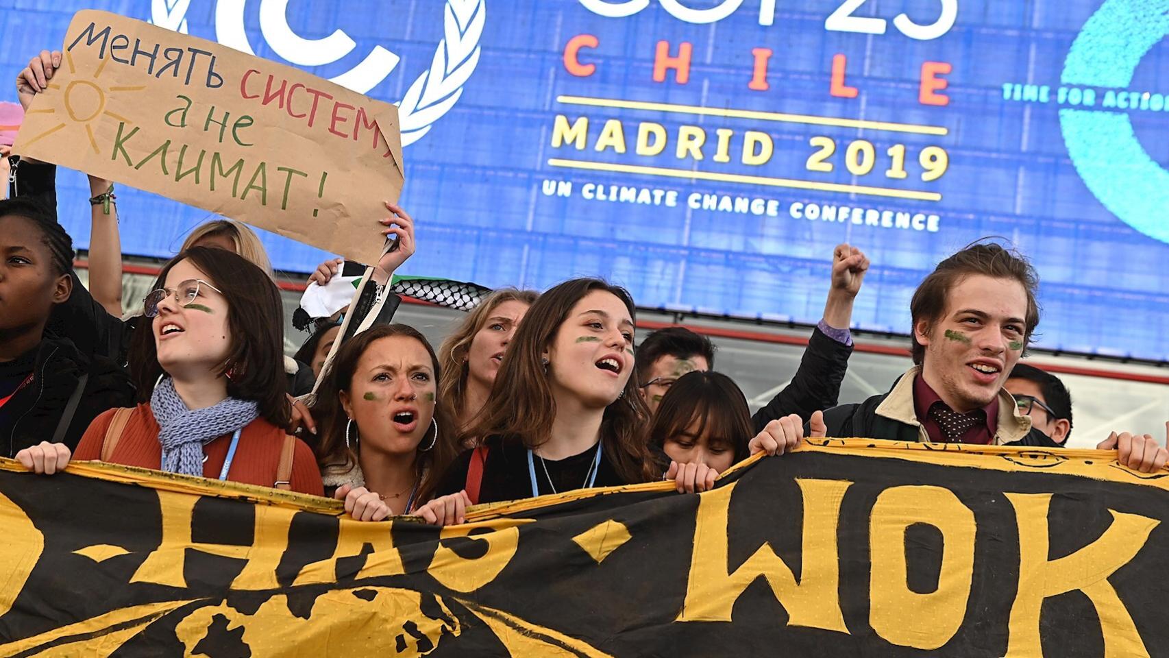 Un momento de la concentración de la plataforma Fridays for future que ha tenido lugar este viernes en la Cumbre del Clima. EFE/Fernando Villar