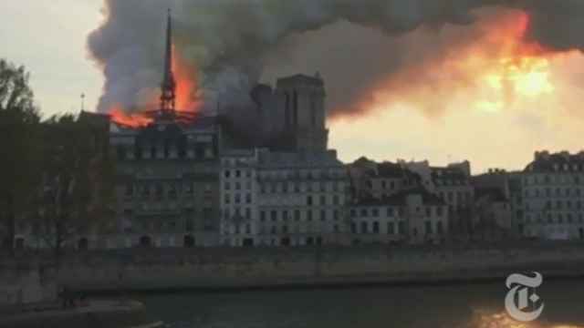 La catedral de Notre-Dame de París en llamas.