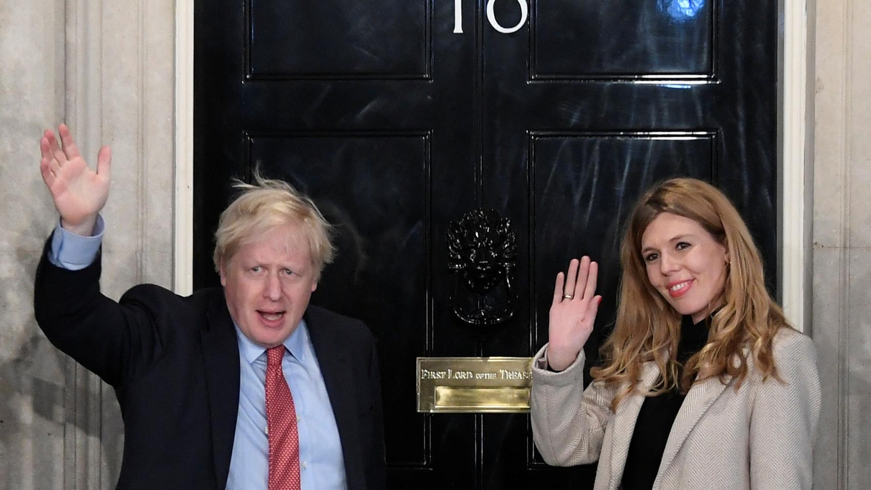 Boris Johnson y su pareja Carrie Symonds en la puerta de Downing Street.