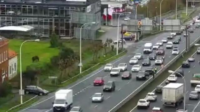 Retenciones en la salida de A Coruña tras un accidente con tres vehículos implicados