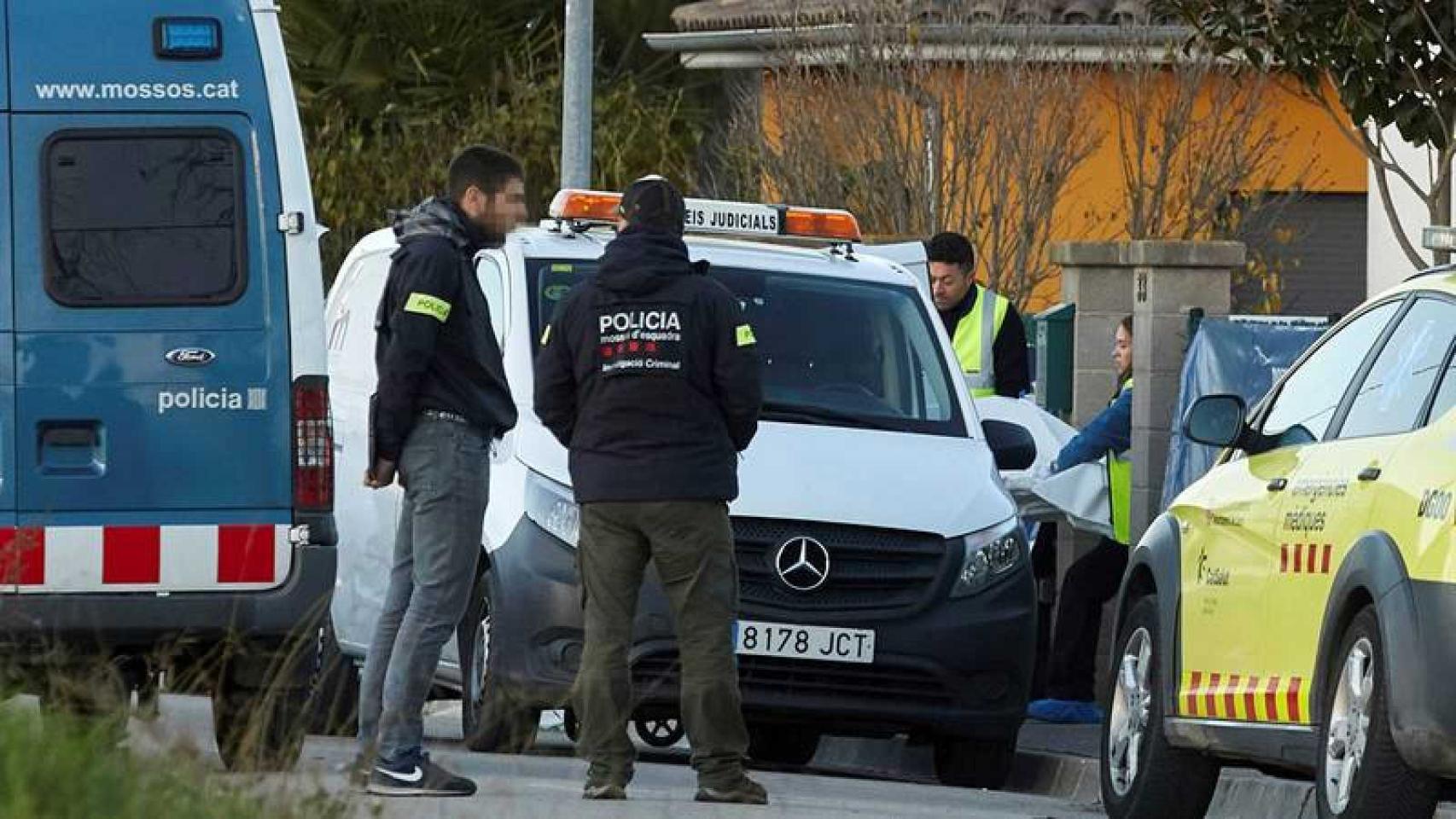 Agentes del operativo frente a la casa en la que ha tenido lugar el crimen.