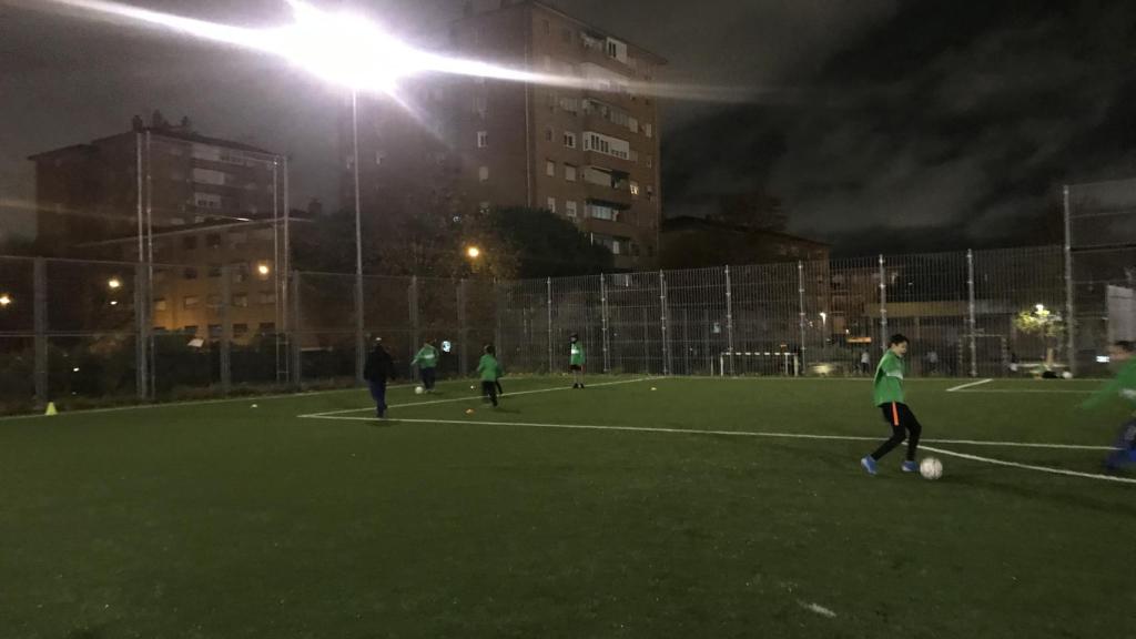 El infantil A del CDE Canillejas entrenando en el campo Antonio Palacios