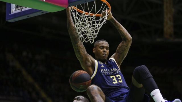 Thompkins realiza un mate durante el partido de Liga Endesa entre Real Madrid y Coosur R. Betis