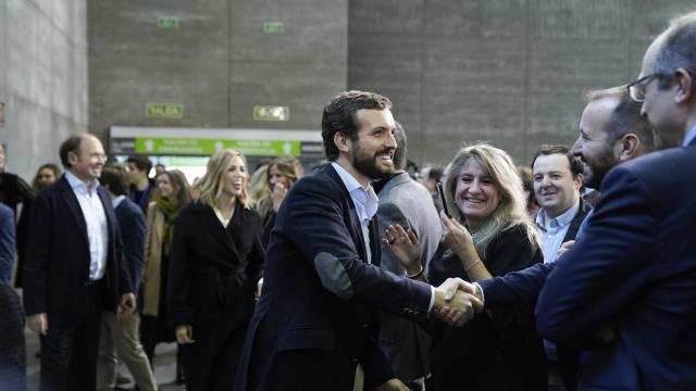 Pablo Casado saluda a los asistentes a la comida de Navidad del PP de Madrid.