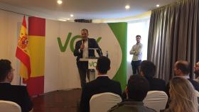 El secretario general de Vox, Javier Ortega Smith, en un acto con seguidores en Ferrol.