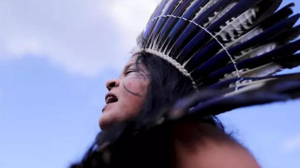 La líder indígena, Sonia Guajajara, protesta por los asesinatos en Brasilia.