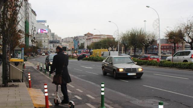 Un coruñés en patinete por el carril bici