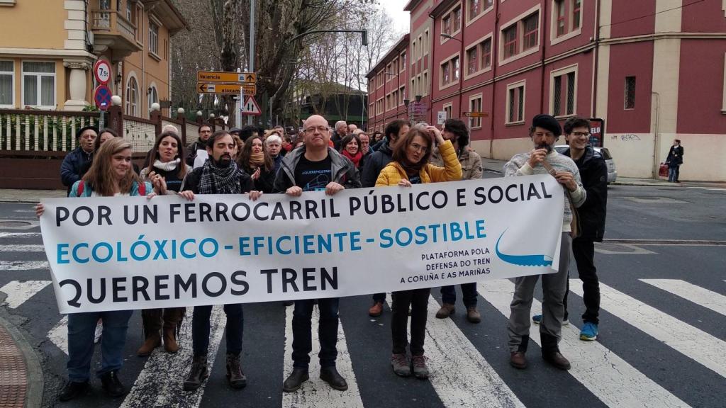Decenas de personas marchan por un tren ‘digno’ entre Ferrol y A Coruña