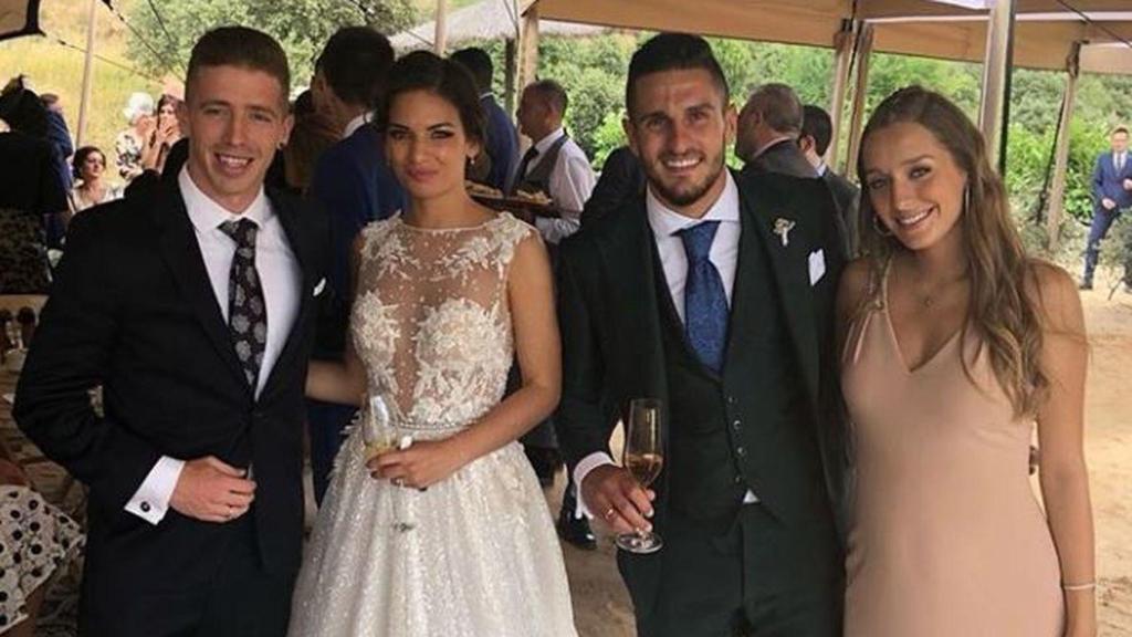 El futbolista Koke y Beatriz Espejel junto a Muniain y Andrea Sesma.