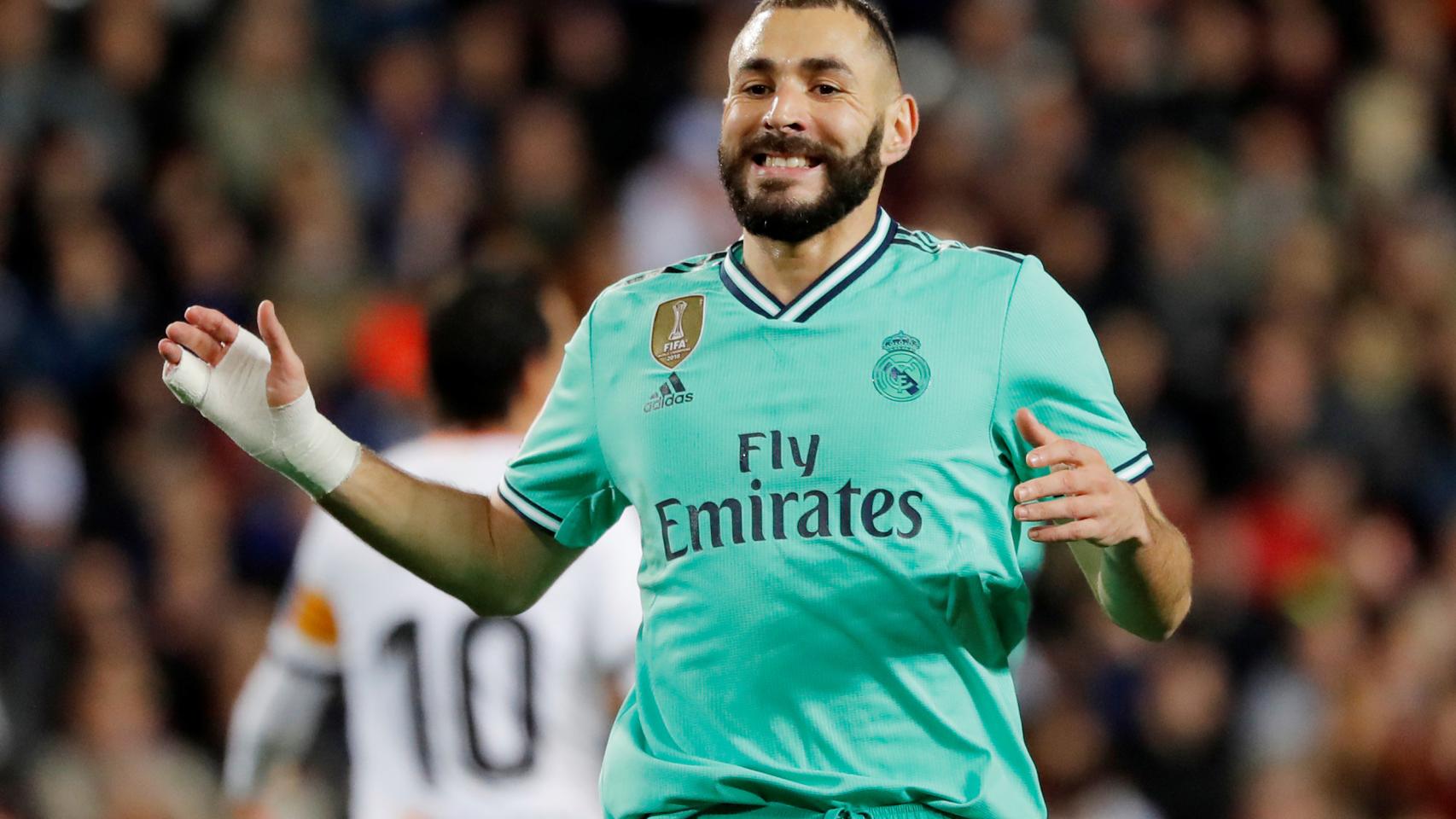 Karim Benzema se lamenta tras una ocasión fallada