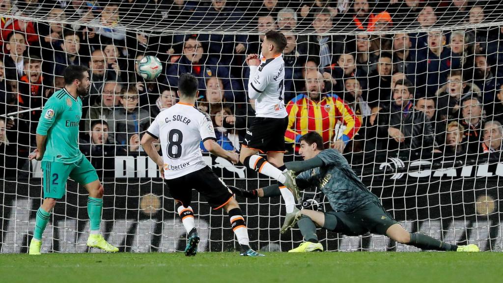 Carlos Soler empuja el balón a la red y adelanta al Valencia frente al Real Madrid