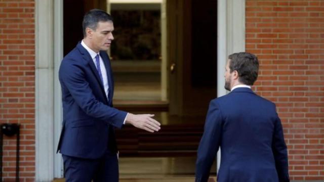 Pedro Sánchez tiende la mano a Pablo Casado en Moncloa.