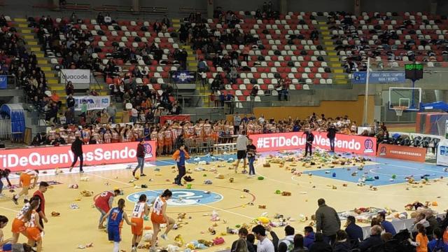 La familia naranja inunda de peluches para Cruz Roja la pista del Básquet Coruña