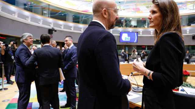 La primera ministra belga en funciones, Sophie Wilmès, y su antecesor, Charles Michel, en la última cumbre de la UE