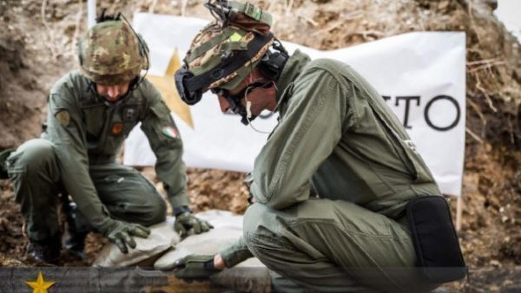 Efectivos del ejército italiano trabajan junto a la bomba de la Segunda Guerra Mundial, en Brindisi.