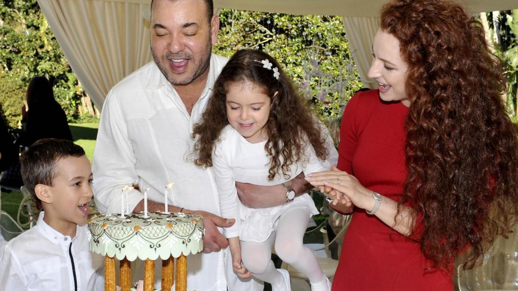 Mohamed VI y la exprincesa Lalla Salma con sus dos hijos cuando eran pequeños.