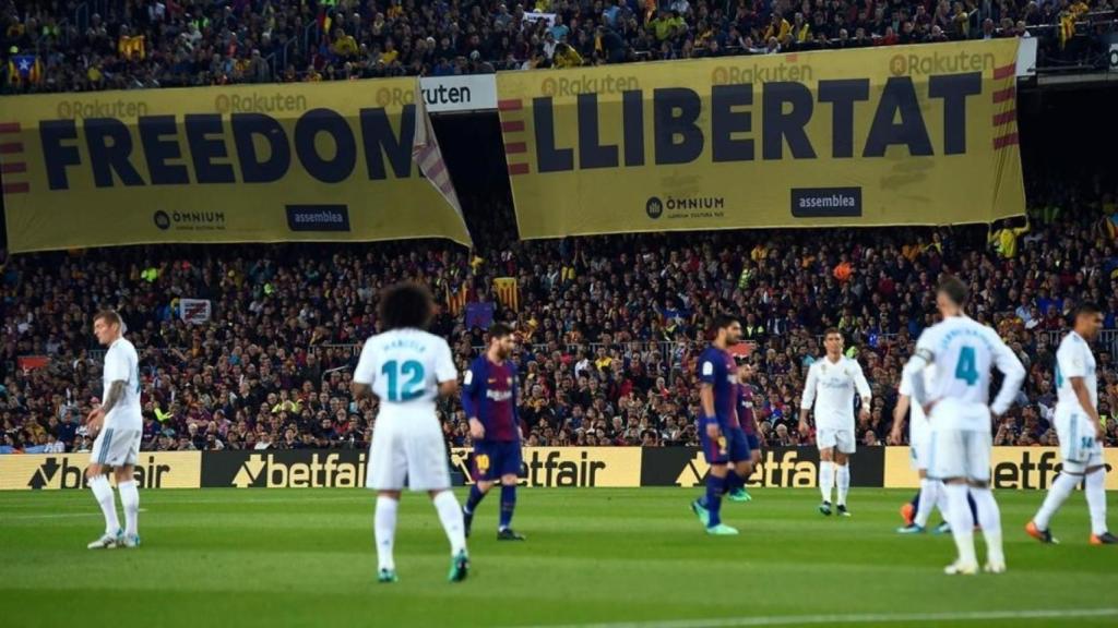 Pancartas durante El Clásico de mayo de 2018