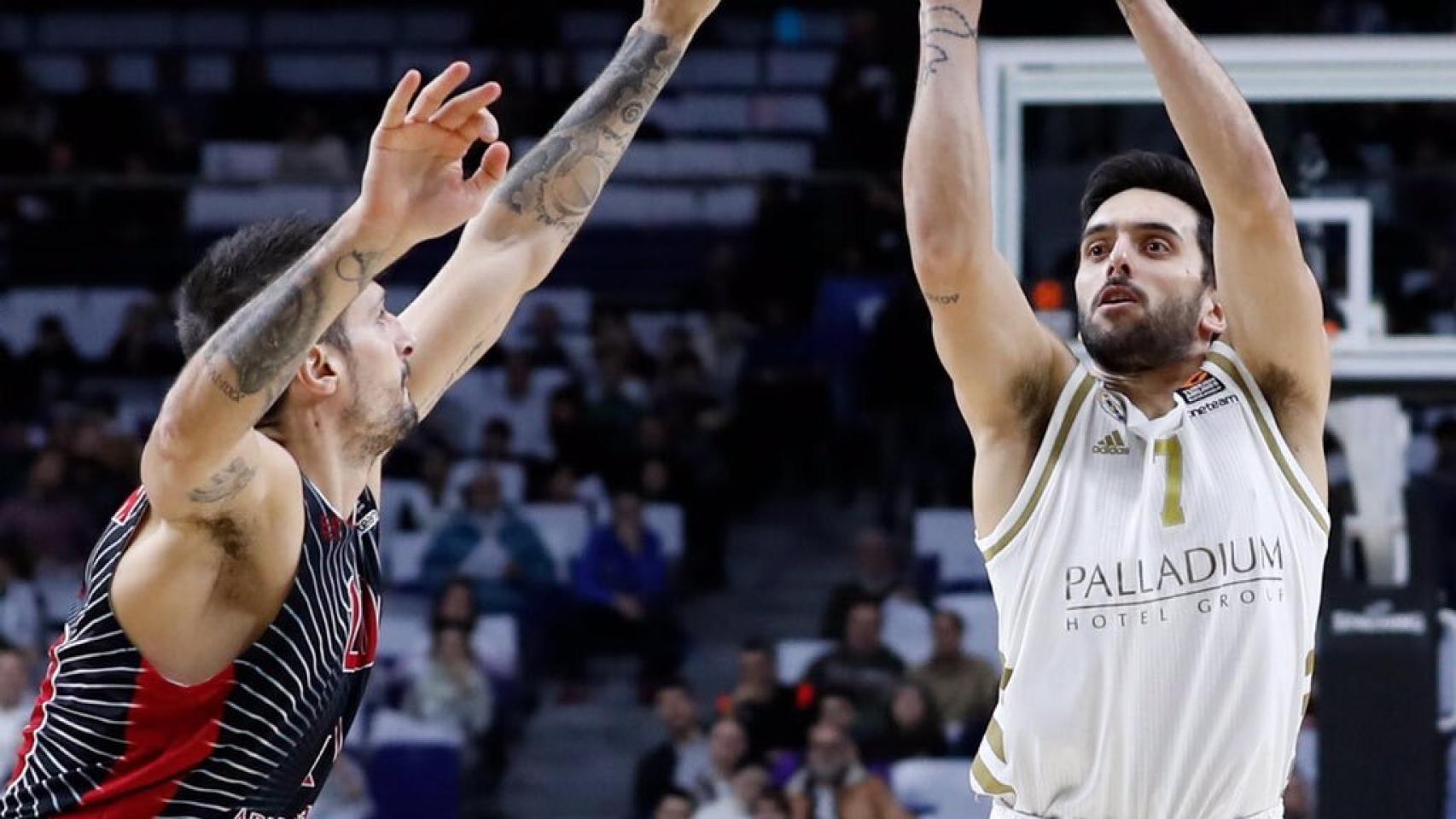 Campazzo lanza a canasta durante el partido de Euroliga entre Real Madrid y Olimpia Armani Milan