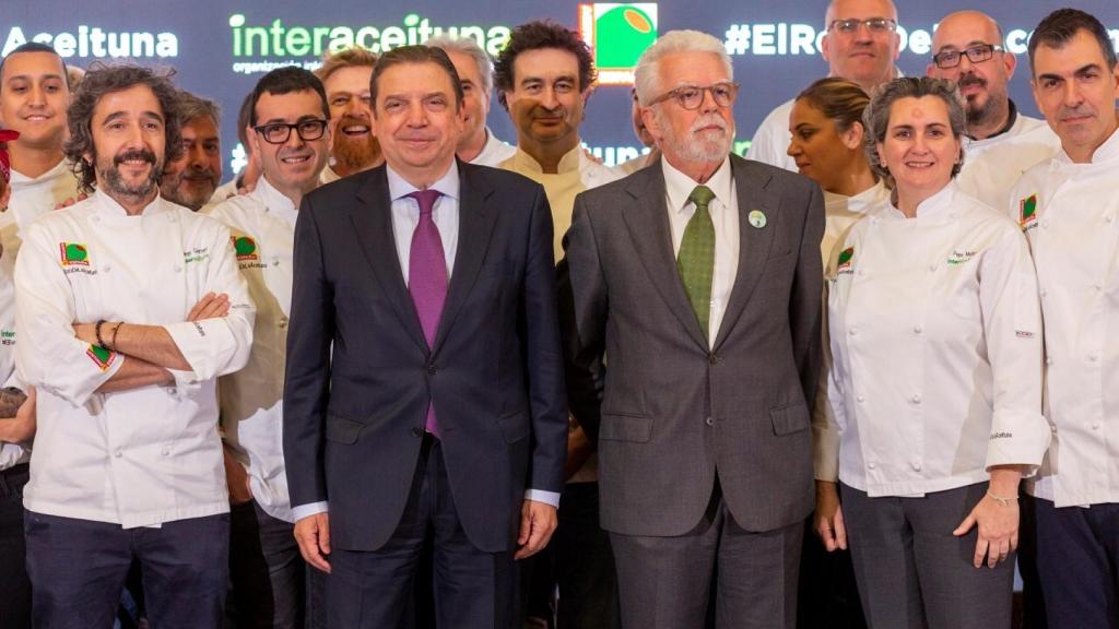 Los chefs participantes posan con Don Luis Planas, Ministro de Agricultura, Ganadería y Pesca y con Don Ricardo Serra, presidente de Interaceituna.