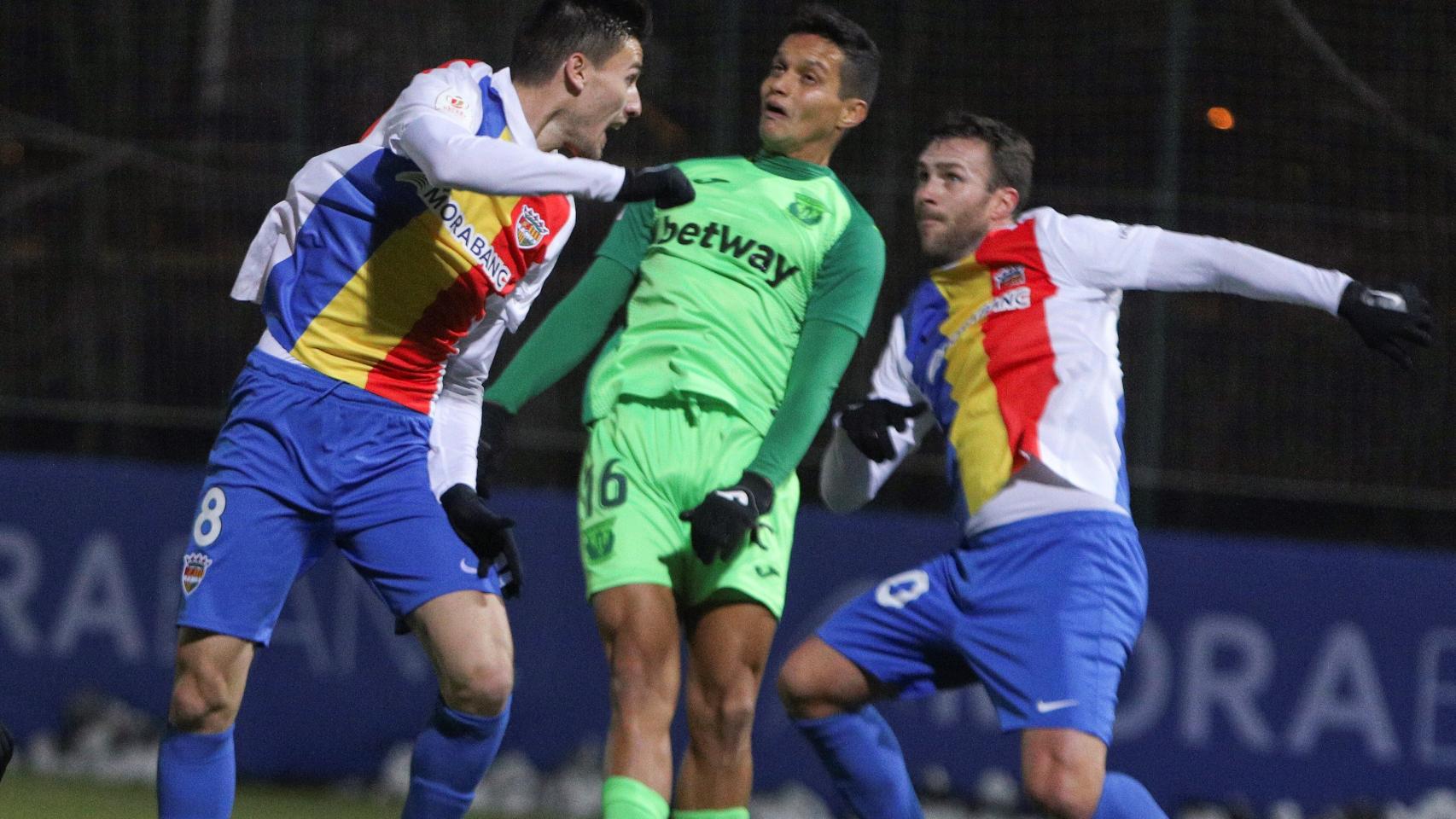 Riverola y Clemente junto a Arnáiz, en un momento del partido