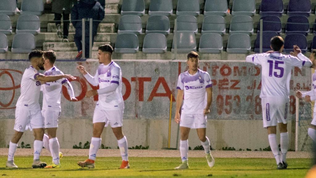 Los jugadores del Jaén celebran uno de los goles del partido